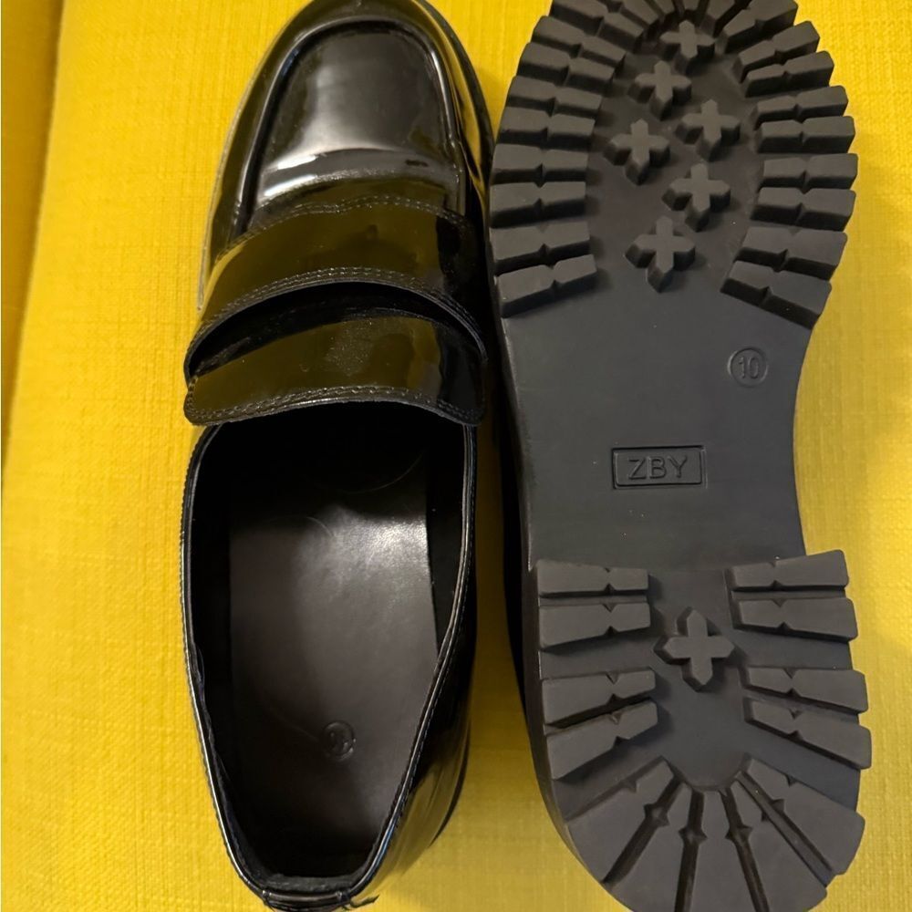 2By patent loafer. Run slightly large. Worn just a few times. Like new.  Size 10 - Picture 3 of 3